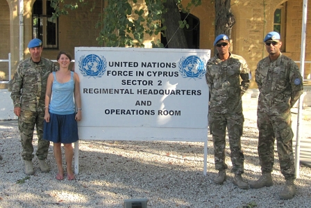 Barbara Köppel mit UNO-Soldaten vor Sector 2 Regimental Headquater der UN in Nikosia Zypern